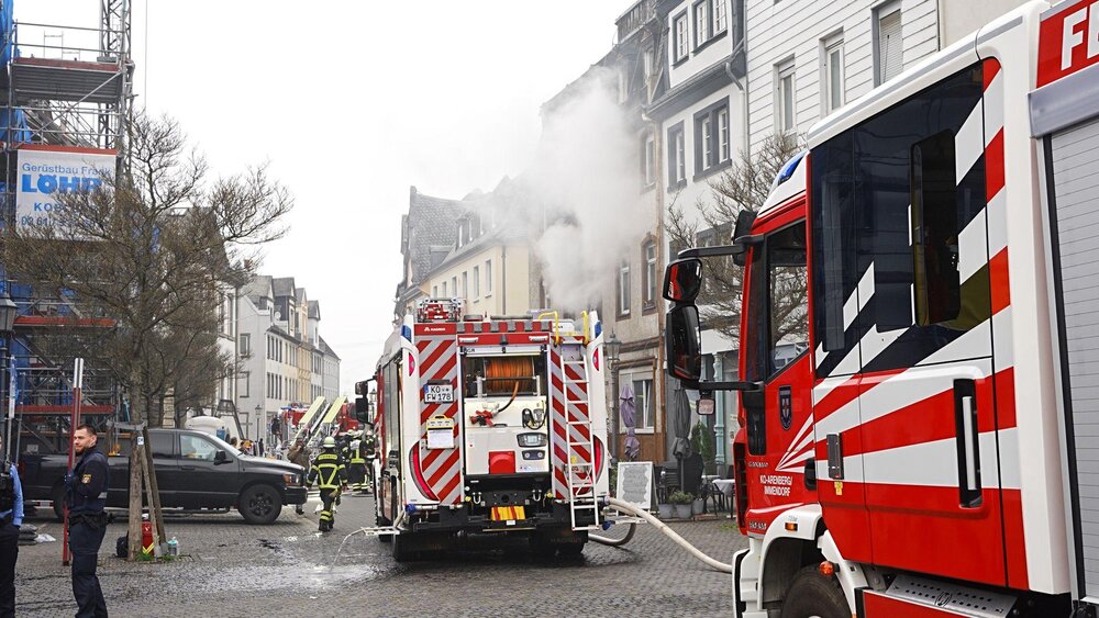Rettungskräfte bekämpfen den Brand in dem dreistöckigen Haus im Koblenzer Stadtteil Ehrenbreitstein. Rettungskräfte bekämpfen den Brand in dem dreistöckigen Haus im Koblenzer Stadtteil Ehrenbreitstein.