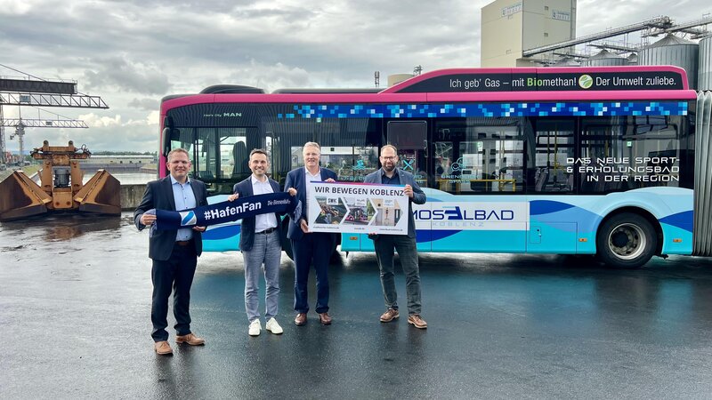 Von links nach rechts: Lars Hörnig, Oberbürgermeister David Langner, Hansjörg Kunz und Prof. Dr. Christian Kuhn freuen sich über das sehr gute Geschäftsergebnis der SWK-Gruppe.