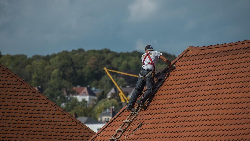 Dachdeckerarbeiten (Symbolbild)