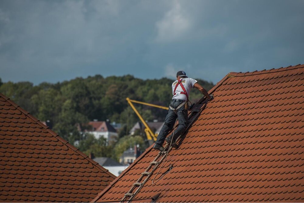 Dachdeckerarbeiten (Symbolbild)