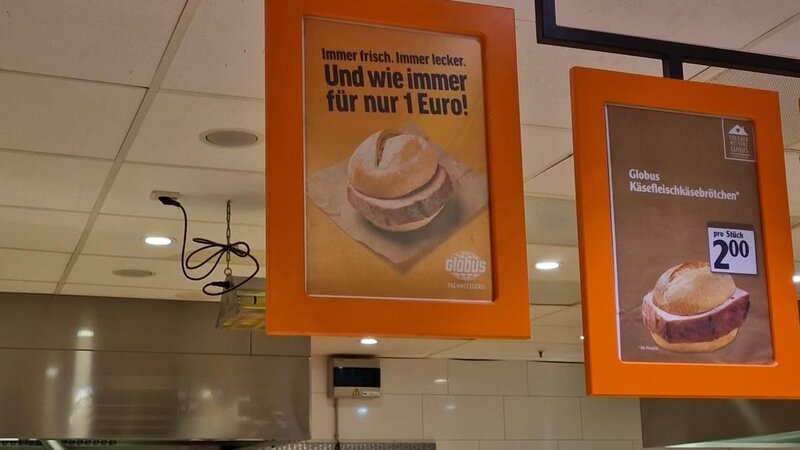 Das Fleischkäsebrötchen kostet 2025 bei Globus 1 €.