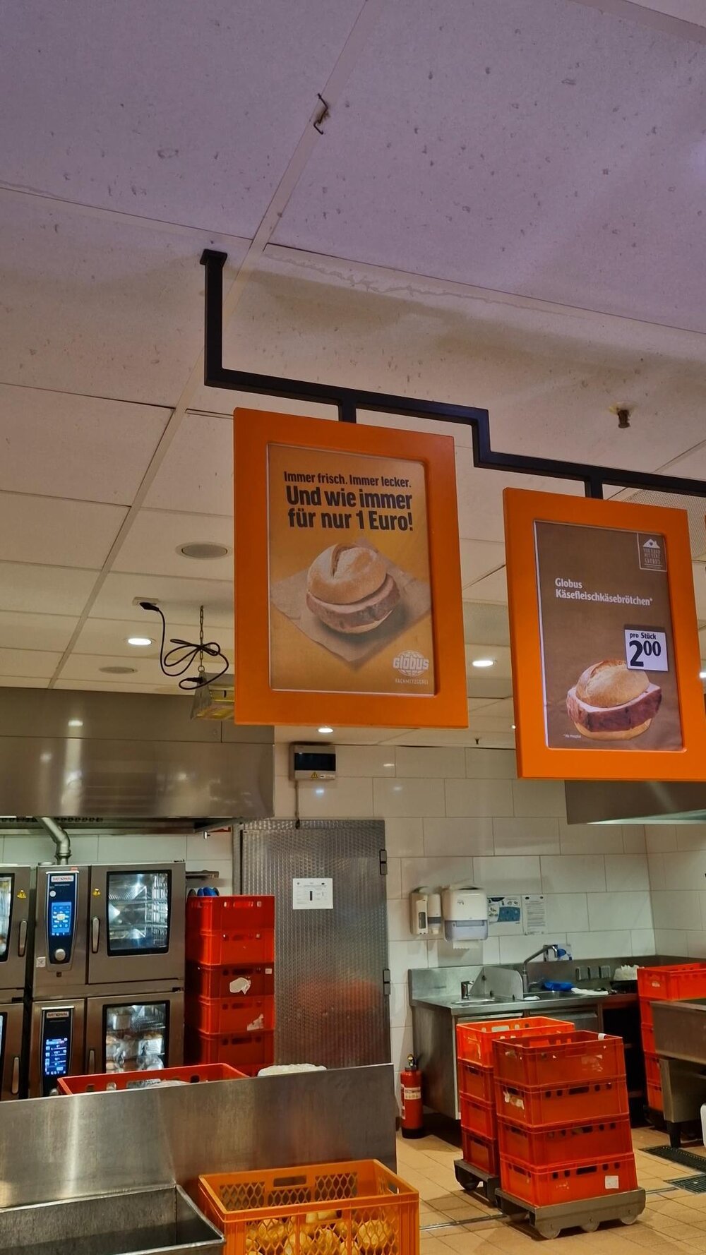 Das Fleischkäsebrötchen kostet 2025 bei Globus 1 €. Das Fleischkäsebrötchen kostet 2025 bei Globus 1 €.