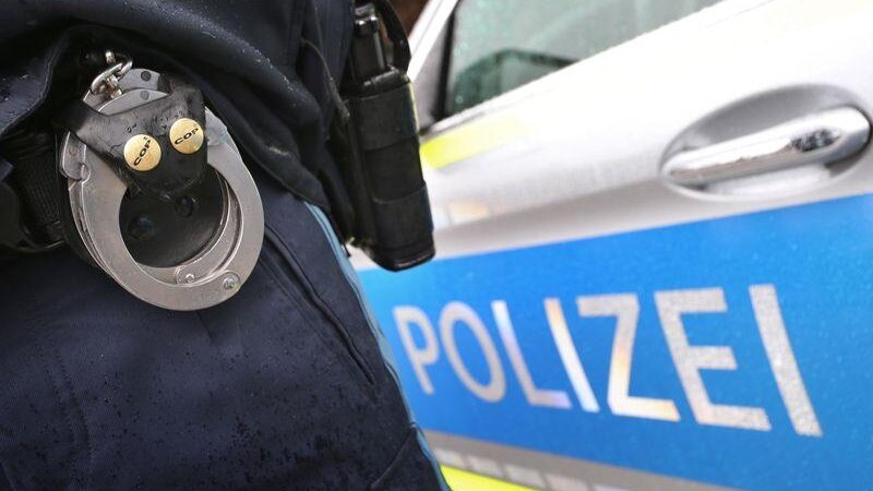 In drei Bundesländern hat die Polizei bei einer Razzia gegen Mitglieder einer mutmaßlichen Drogenbande ermittelt.