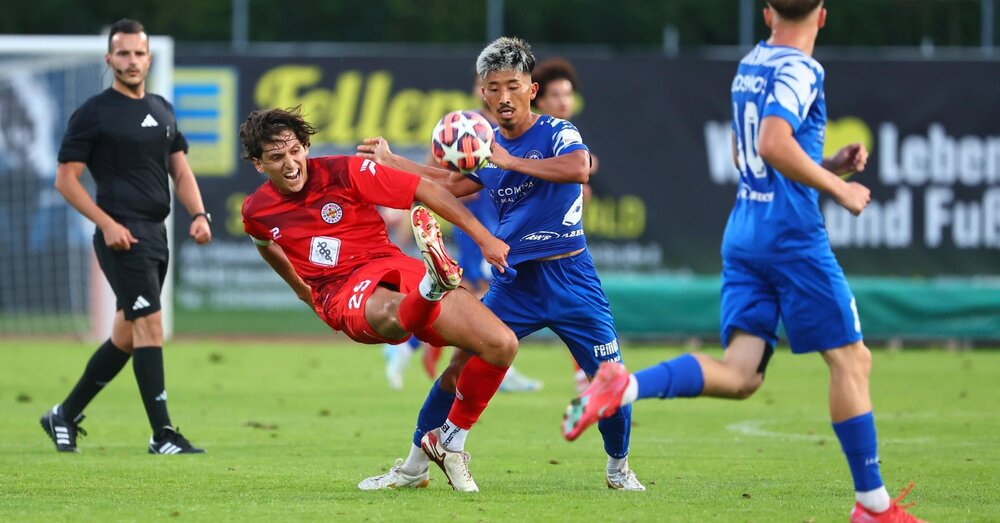 Spielszene vom Koblenzer Stadtduell zwischen dem FC Rot-Weiss (rotes Trikot) und dem FC Cosmos (ganz in Blau) im Stadion Oberwerth. Spielszene vom Koblenzer Stadtduell zwischen dem FC Rot-Weiss (rotes Trikot) und dem FC Cosmos (ganz in Blau) im Stadion Oberwerth.