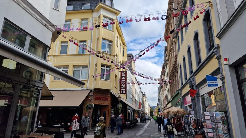 Wer in diesen Tagen durch die Koblenzer Altstadt spaziert, dem fallen sie sofort ins Auge: Pinke BHs hängen an vielen Stellen und schmücken ganze Straßenzüge.