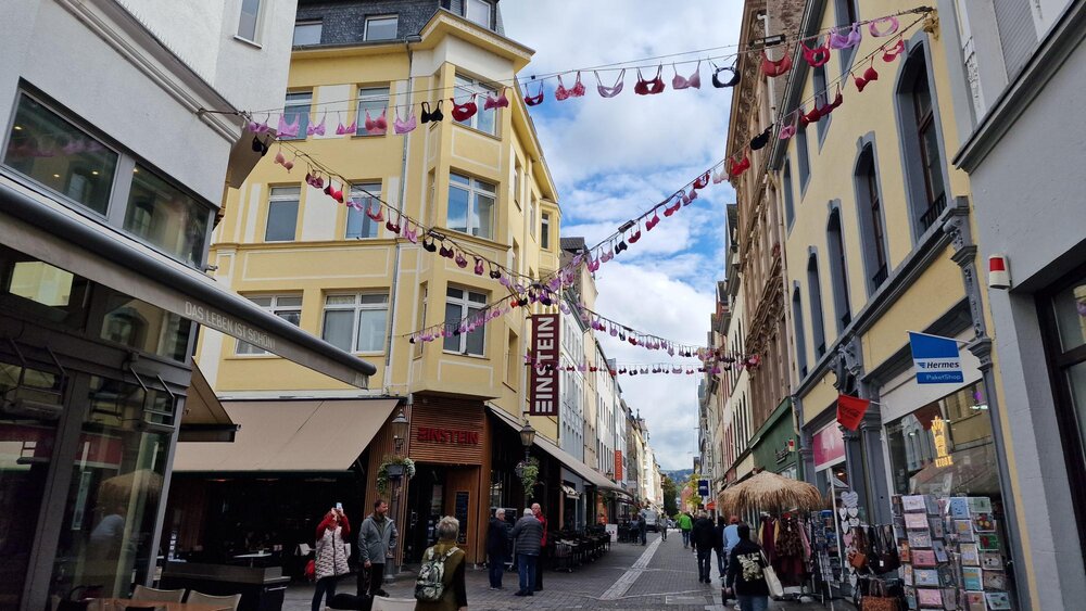 Wer in diesen Tagen durch die Koblenzer Altstadt spaziert, dem fallen sie sofort ins Auge: Pinke BHs hängen an vielen Stellen und schmücken ganze Straßenzüge.