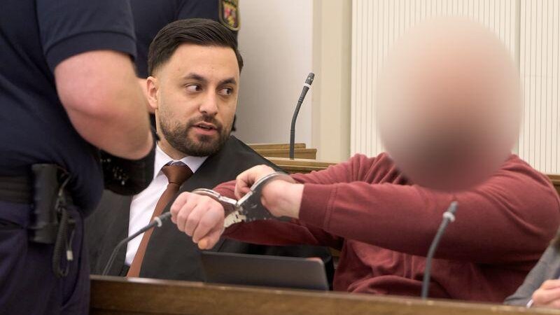 Der Angeklagte soll im September 2024 mit einer Machete in eine Polizeiwache in Linz gegangen sein.