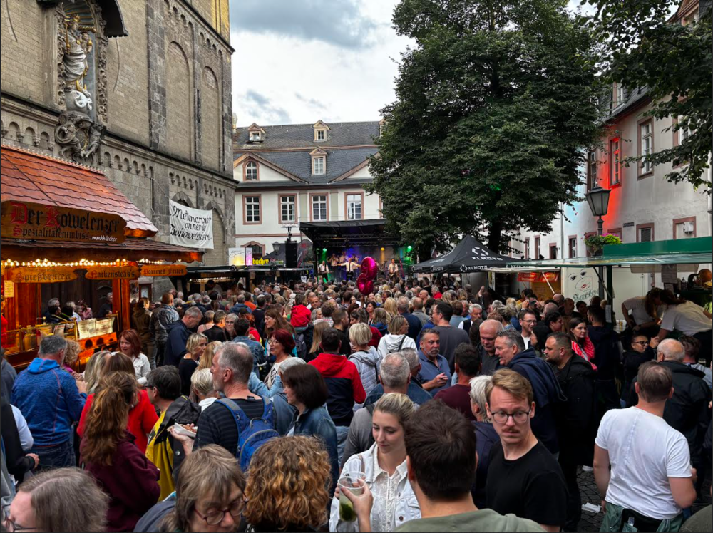 Das Königsbacher Altstadtfest: Hier der Platz an der Liebfrauenkirche in Koblenz.