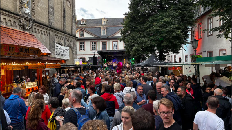 Das Königsbacher Altstadtfest: Hier der Platz an der Liebfrauenkirche in Koblenz.