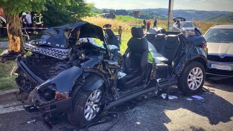 Der völlig zerstörte SUV, der bei Ettringen gegen einen Baum fuhr.