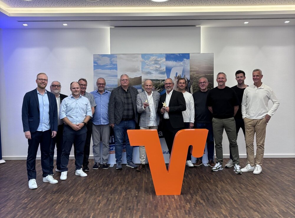Jan Erik-Burkard (Leiter Marketing der VR Bank RheinAhrEifel) mit den Bewerbern und Gewinnern des bundesweiten Vereinswettbewerbs „Sterne des Sports“.
