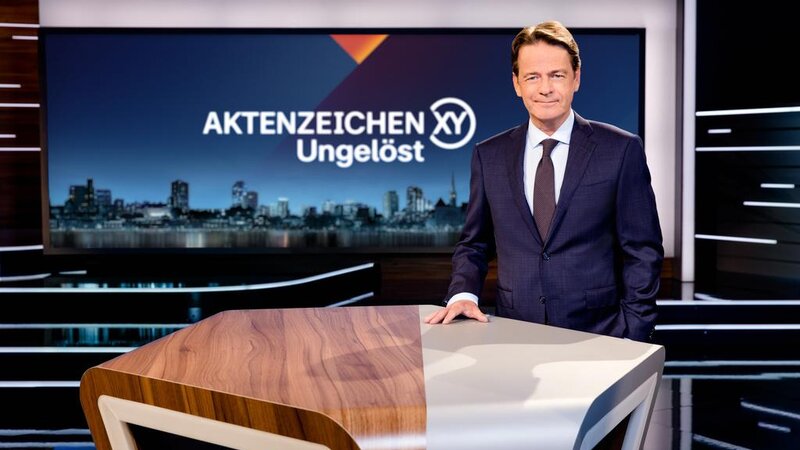 Moderator Rudi Cerne im Studio