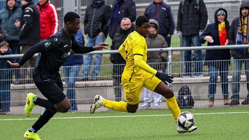 Wechselt nicht zur TuS Koblenz, Massaman Keita (links)