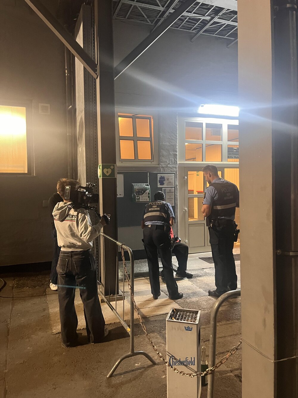 Der betrunkene Dieb wird von der Polizei Koblenz am Stadion Oberwerth gestellt. Der betrunkene Dieb wird von der Polizei Koblenz am Stadion Oberwerth gestellt.