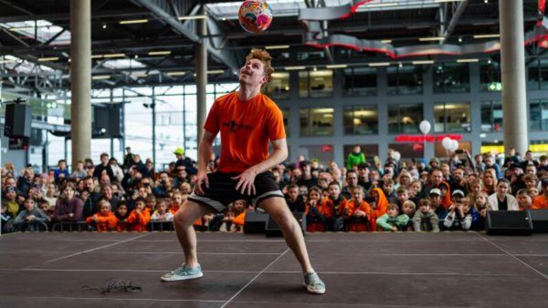 Fußballkunst hautnah: Jannik Freestyle begeistert Groß und Klein auf der Showbühne im ring°boulevard beim großen Nürburgring Familientag.