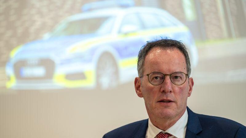 Minister Ebling präsentiert die Polizeiliche Kriminalstatistik.