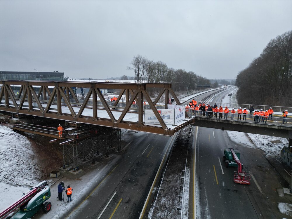 Verschub der Behelfsbrücke für den Neubau der Brücke der L307 über der A48. Verschub der Behelfsbrücke für den Neubau der Brücke der L307 über der A48.