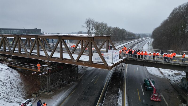 Verschub der Behelfsbrücke für den Neubau der Brücke der L307 über der A48.