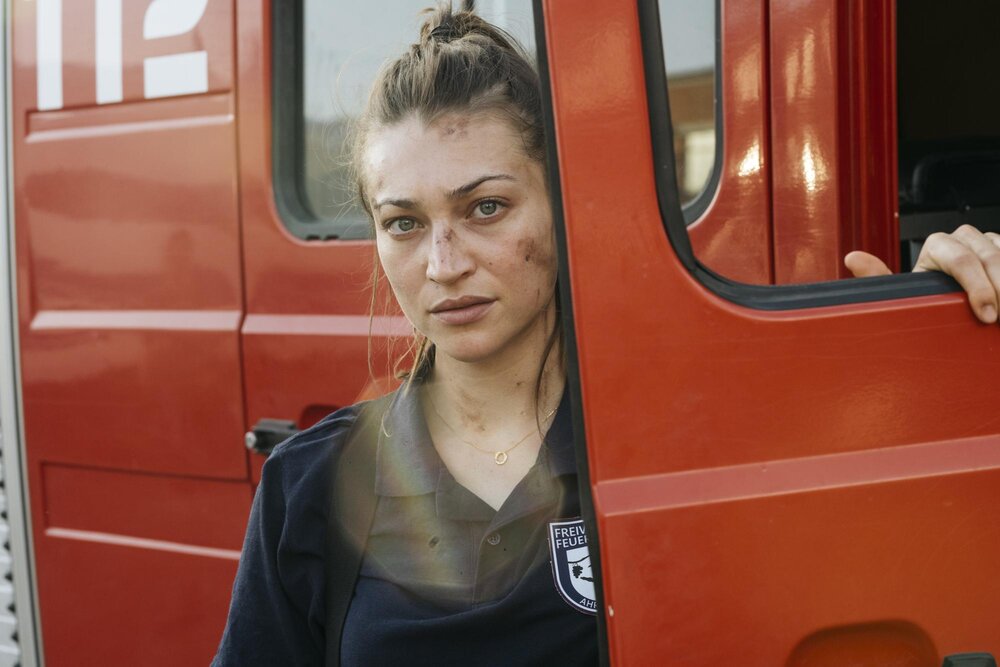 Antonia Moretti als Lena Wiemann bei Dreharbeiten zur Serie Im Tal. Antonia Moretti als Lena Wiemann bei Dreharbeiten zur Serie Im Tal.