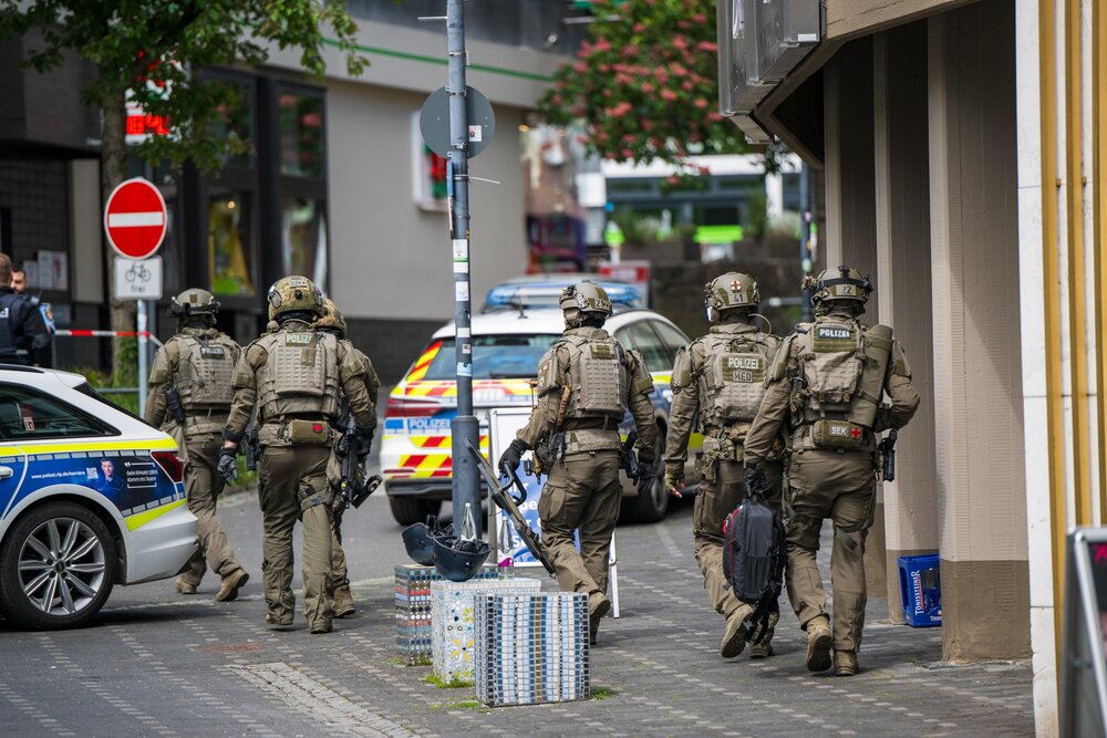 Eine vermeintliche Geisellage in einer Bankfiliale in Sinzig hat am Morgen für einen Großeinsatz der Polizei gesorgt.