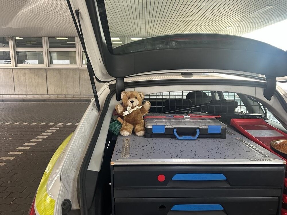 Seelentröster-Teddy im Streifenwagen der Polizei Koblenz Seelentröster-Teddy im Streifenwagen der Polizei Koblenz
