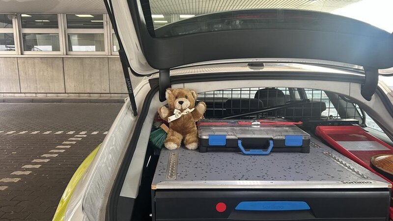 Seelentröster-Teddy im Streifenwagen der Polizei Koblenz