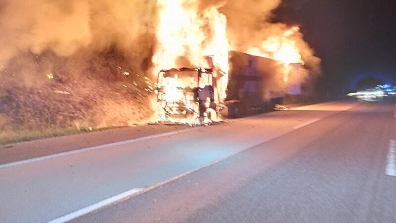 Der Sattelschlepper auf der A3 fing Feuer und brannte völlig aus.