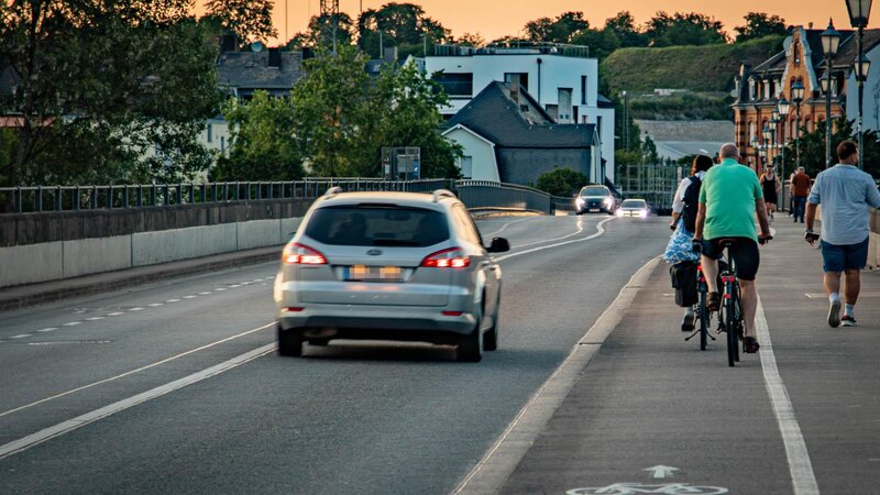 Verkehr auf der Balduinbrücke in Koblenz.