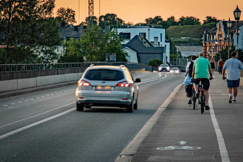Verkehr auf der Balduinbrücke in Koblenz. Verkehr auf der Balduinbrücke in Koblenz.