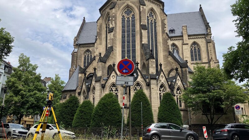 Rund um die St.-Josef-Kirche laufen die Vorbereitungen für den nächsten Bauabschnitt. Ab Mittwoch wird die Kreuzung Südallee/St.-Josef-Straße vollständig gesperrt.