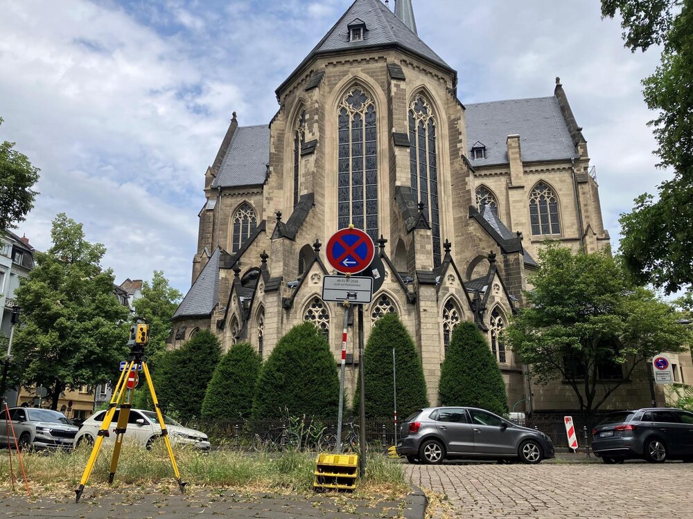 Rund um die St.-Josef-Kirche laufen die Vorbereitungen für den nächsten Bauabschnitt. Ab Mittwoch wird die Kreuzung Südallee/St.-Josef-Straße vollständig gesperrt.