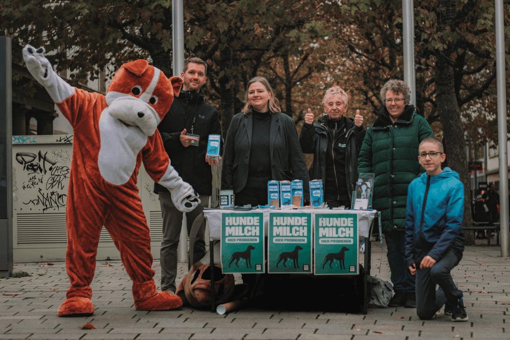 Bereits im November 2022 machte die PETA in Stuttgart mit der Aktion aufmerksam. Bereits im November 2022 machte die PETA in Stuttgart mit der Aktion aufmerksam.