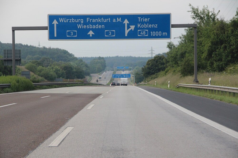 Auf der A3 Richtung Frankfurt ist in der Nacht eine Person überfahren worden.