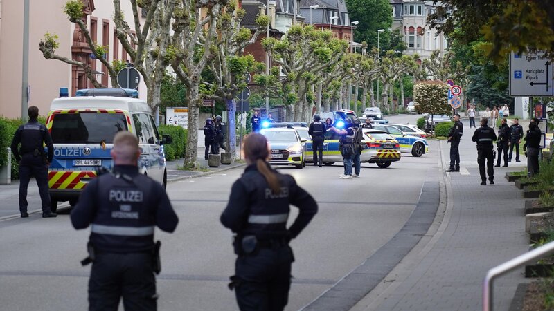 Ein Mann hat am Dienstagabend in der Polizeiinspektion Bad Ems für einen Großeinsatz gesorgt. Mit einem 30 Zentimeter langen Messer schlug er um sich, bis er festgenommen wurde.