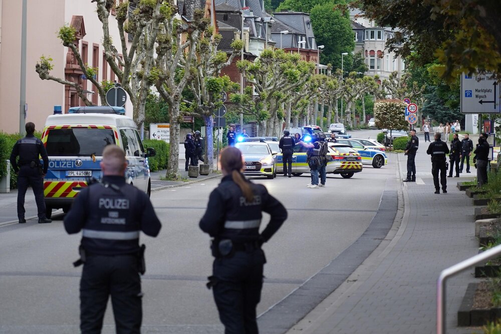 Ein Mann hat am Dienstagabend in der Polizeiinspektion Bad Ems für einen Großeinsatz gesorgt. Mit einem 30 Zentimeter langen Messer schlug er um sich, bis er festgenommen wurde.