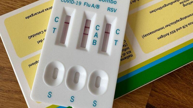 Grippe-Tests und Medikamente sind zur Zeit in Apotheken gefragt.