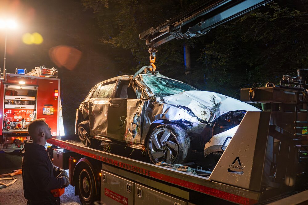 Das Fahrzeug war nicht mehr fahrbereit und musste mit einem Kranwagen geborgen werden.