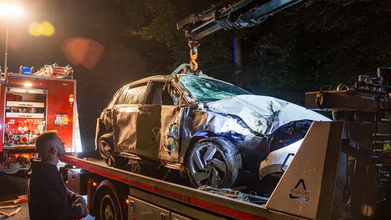 Das Fahrzeug war nicht mehr fahrbereit und musste mit einem Kranwagen geborgen werden.