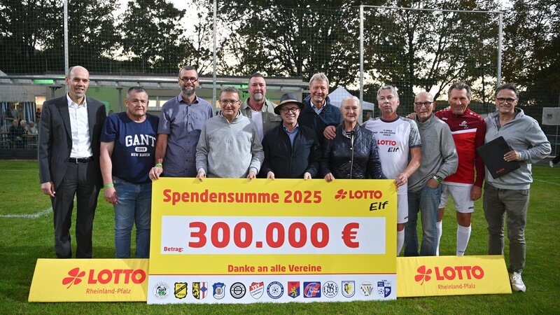 Freuten sich über einen gelungenen Saisonabschluss (v.l.n.r.): Landrat Volker Boch, Eric Fischer (Initiator des Spiels), Stefan Feld (Geschäftsführer der Bethesda-St. Martin gGmbH), Jürgen Hä