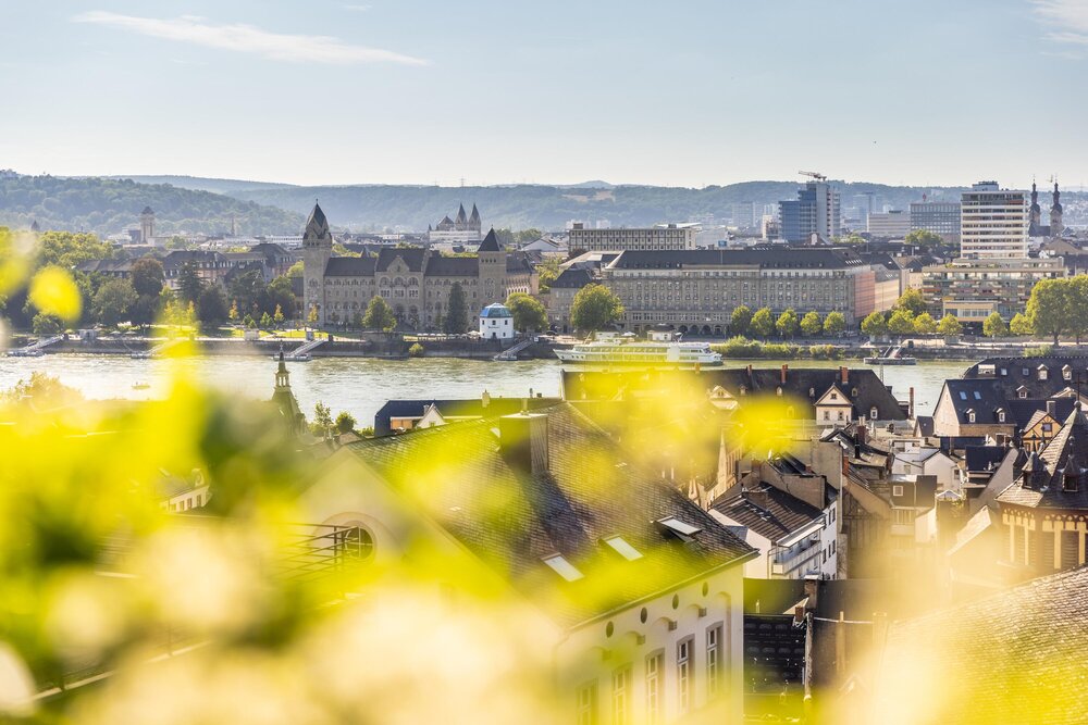 Blick von Ehrenbreitstein auf die Kaiserin-Augusta-Anlagen in Koblenz.