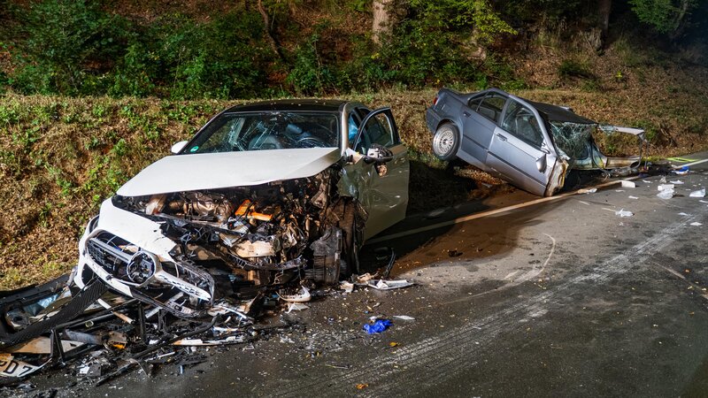 Die Trümmer der beiden Unfallfahrzeuge dokumentieren die Wucht des Aufpralls.