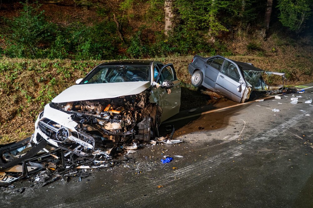 Die Trümmer der beiden Unfallfahrzeuge dokumentieren die Wucht des Aufpralls.