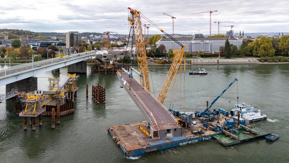 Auch auf der Pfaffendorfer Seite konnten im Oktober die ersten Stahlbauteile für die Pfaffendorfer Brücke per Kran eingehoben werden.
