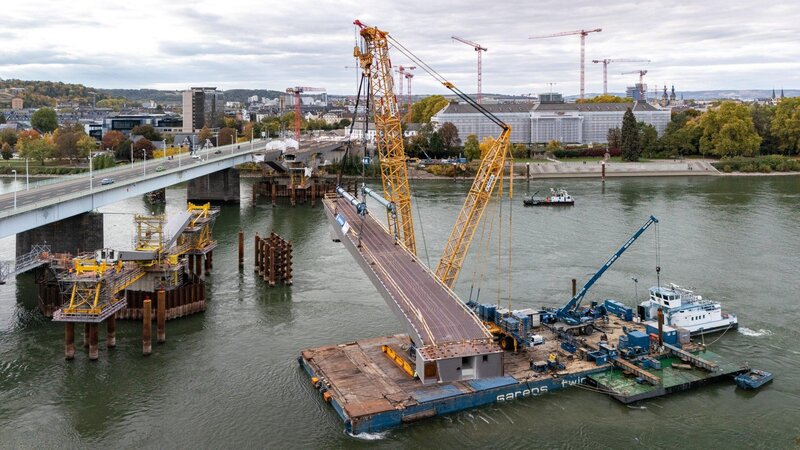 Auch auf der Pfaffendorfer Seite konnten im Oktober die ersten Stahlbauteile für die Pfaffendorfer Brücke per Kran eingehoben werden.