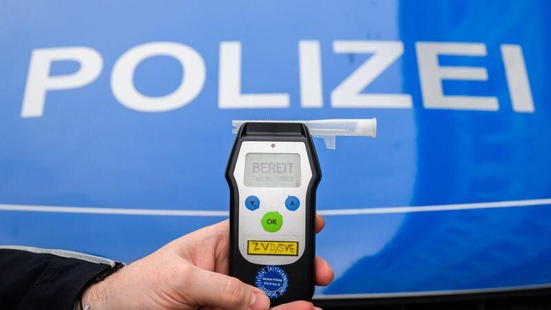 Beim Fahrer ergab ein Alkoholtest einen Wert von 2,05 Promille. (Symbolbild)