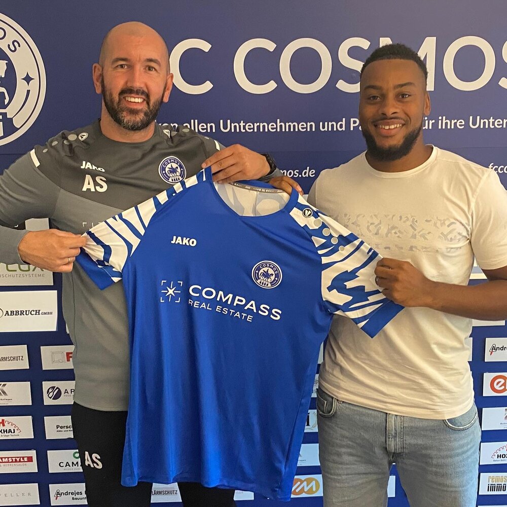 Trainer Admir Softic (links) und der WM-Torwart von Haiti, Josuè Duverger, vom Koblenzer Oberligisten FC Cosmos. Trainer Admir Softic (links) und der WM-Torwart von Haiti, Josuè Duverger, vom Koblenzer Oberligisten FC Cosmos.
