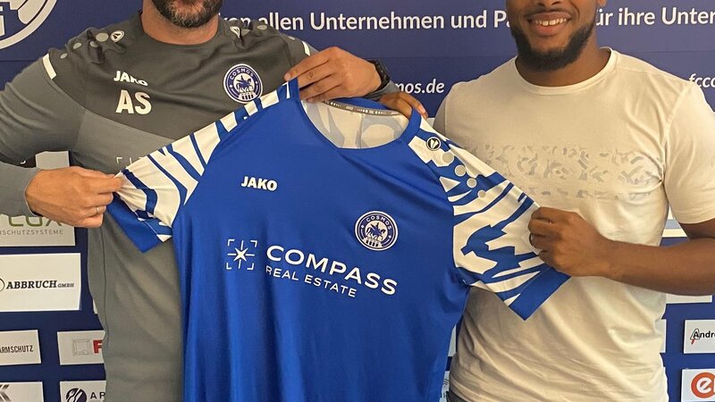 Trainer Admir Softic (links) und der WM-Torwart von Haiti, Josuè Duverger, vom Koblenzer Oberligisten FC Cosmos.