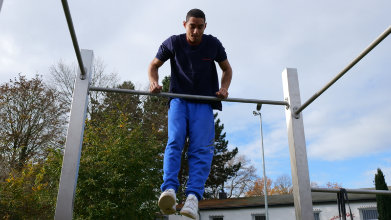 Bei Calisthenics-Übungen nutzt man hauptsächlich das eigene Körpergewicht zum trainieren.