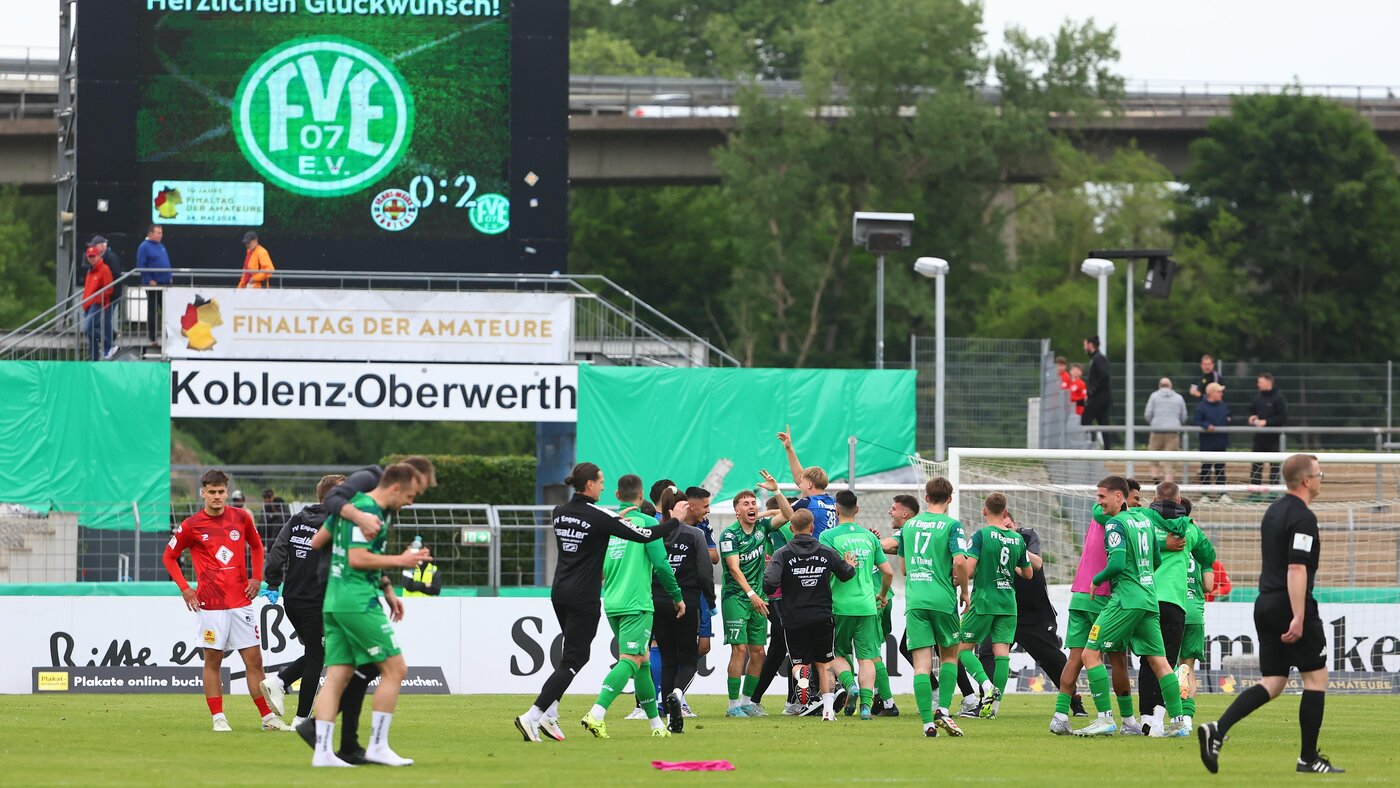 Die Fußballer des Oberligisten FV Engers bejubeln den Gewinn des Rheinlandpokals. Am 15. Juni wird der Engerser Gegner aus der 1. oder 2. Bundesliga im DFB-Pokal ausgelost. Die Fußballer des Oberligisten FV Engers bejubeln den Gewinn des Rheinlandpokals. Am 15. Juni wird der Engerser Gegner aus der 1. oder 2. Bundesliga im DFB-Pokal ausgelost.