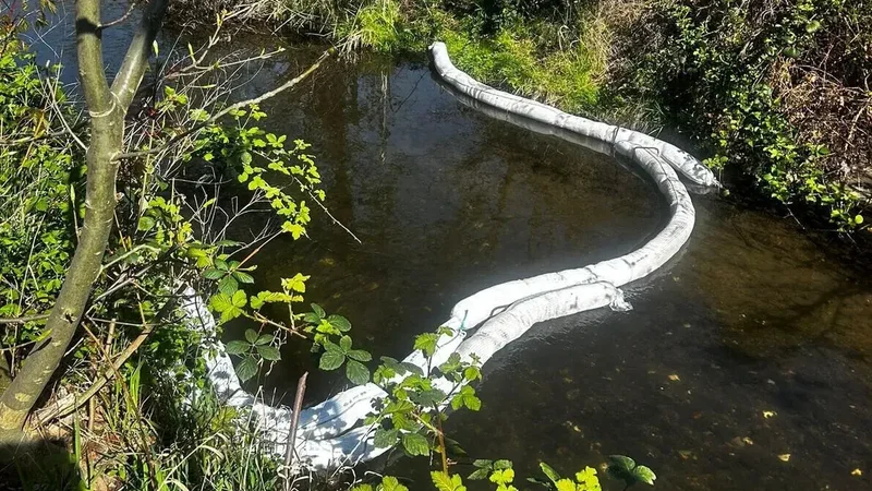 Unbekannte haben an der A61 einen Dieseltank aufgeschlitzt. Kraftstoff ist in zwei Flüsse gelangt.